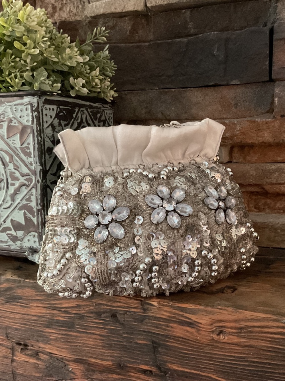 🤩 Vintage-style Beaded and Sequinned Evening Clutch